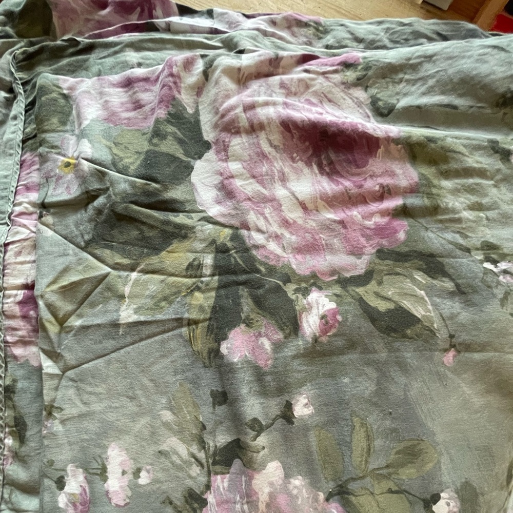 Tahari Queen Duvet Cover and two pillow shams